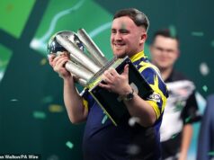 Luke Littler consegue ‘dia de pagamento de £ 20 milhões’ com os ganhos do bicampeão mundial prestes a disparar – dias depois de gastar dinheiro em uma mansão de luxo para seus pais Luke Littler fechou um acordo no valor de £ 20 milhões em 10 anos com a Target Darts