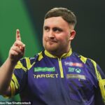 Crédito obrigatório: Foto de Ian Stephen/Action Plus/Shutterstock (16219441o) Luke Littler reage em sua partida semifinal contra Ryan Searle; 2 de janeiro de 2026, Alexandra Palace, Londres, Inglaterra; 2025 PDC Paddy Power World Darts Championship Dia Dezenove. Campeonato Mundial de Dardos Paddy Power, Londres, Reino Unido - 2 de janeiro de 2026