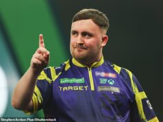 Luke Littler x Gian van Veen – final do Campeonato Mundial de Dardos AO VIVO: placar ao vivo e atualizações set a set enquanto o campeão de 18 anos busca ganhar o título de Alexandra Palace novamente Crédito obrigatório: Foto de Ian Stephen/Action Plus/Shutterstock (16219441o) Luke Littler reage em sua partida semifinal contra Ryan Searle; 2 de janeiro de 2026, Alexandra Palace, Londres, Inglaterra; 2025 PDC Paddy Power World Darts Championship Dia Dezenove. Campeonato Mundial de Dardos Paddy Power, Londres, Reino Unido - 2 de janeiro de 2026