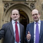 Douglas Carswell, à esquerda, com Mark Reckless, que desertou para o então partido UKIP de Nigel Farage