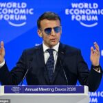 O presidente da França, Emmanuel Macron, gesticula ao fazer um discurso durante a reunião anual do Fórum Econômico Mundial (WEF) em Davos, em 20 de janeiro de 2026