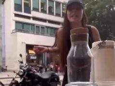 Mãe bêbada que gritou abusos anti-semitas e atirou comida em lanchonetes kosher do West End sai do tribunal após suspensão da pena de prisão Mary Clarke lançou um ataque surpreendente aos clientes do Reubens Café and Bakery, no West End de Londres, depois de perguntar aos clientes se o estabelecimento era kosher.