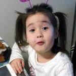 Na época em que esta foto foi tirada, ainda criança, Chloe Guan-Branch morava com seu avô materno e a família dele. Chloe foi retirada dos cuidados de seus pais pelo serviço de bem-estar infantil de BC apenas alguns meses após seu nascimento em 2015. A menina morreu em Ottawa em 2020, após ser devolvida aos cuidados de sua mãe. (Fornecido por Boston Wong - crédito da imagem)