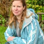 Jennifer Barton, 44, se apaixonou por fraudadores que disseram a ela que a 'amavam' enquanto fingiam ser estrelas como Alexander Ludwig, Charlie Hunnam, Nicky Byrne do Westlife e o cantor americano Michael Ray