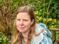 Mãe de dois filhos fica desabrigada depois de entregar £ 250 mil para fraudadores de romance que a enganaram QUATRO vezes, se passando por diferentes galãs e estrelas pop de Hollywood Jennifer Barton, 44, se apaixonou por fraudadores que disseram a ela que a 'amavam' enquanto fingiam ser estrelas como Alexander Ludwig, Charlie Hunnam, Nicky Byrne do Westlife e o cantor americano Michael Ray