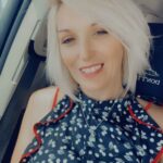 Crystal Roure (canto inferior esquerdo) é retratada com Papai Noel, seus três filhos, sua mãe Debbie Bailey (extrema esquerda), sua irmã Stephanie Roure (extrema direita) e sua cunhada Sandra Bartlett (segunda a partir da esquerda atrás) em 11 de dezembro de 2025, 11 dias antes do marido de Crystal Roure atirar nela fatalmente pouco antes do Natal.