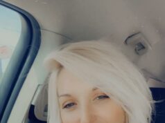 Mãe de três filhos na Flórida morta pelo marido durante um jogo da NFL ‘morreu como uma heroína’ Crystal Roure (canto inferior esquerdo) é retratada com Papai Noel, seus três filhos, sua mãe Debbie Bailey (extrema esquerda), sua irmã Stephanie Roure (extrema direita) e sua cunhada Sandra Bartlett (segunda a partir da esquerda atrás) em 11 de dezembro de 2025, 11 dias antes do marido de Crystal Roure atirar nela fatalmente pouco antes do Natal.