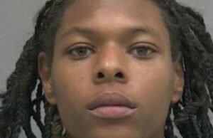 Mãe que afogou bebê de 7 meses na banheira é considerada ‘mal’ no tribunal 10 meses de idade se afogou na banheira depois que a mãe desmaiou por beber Crown Royal Apple 68a5267654517