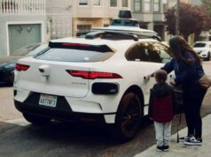 Mães de elite de São Francisco abandonam seus filhos em robotáxis Waymo: ‘Faz parte da nossa cultura’ Mãe e filho entrando em um carro autônomo da Waymo.