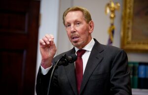 Magnata bilionário forçado a renomear iate depois de perceber que era uma frase vil quando escrita ao contrário Larry Ellison, cofundador do conglomerado de mídia e entretenimento Oracle, rebatizou seu iate