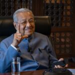 Mahathir Mohamad sofre fratura óssea após queda e é tratado intensamente no hospital