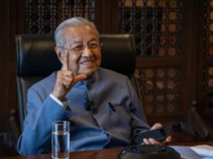 Mahathir Mohamad sofre fratura óssea após queda e é tratado intensamente no hospital Mahathir Mohamad sofre fratura óssea após queda e é tratado intensamente no hospital