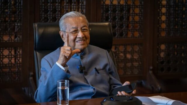 Mahathir Mohamad sofre fratura óssea após queda e é tratado intensamente no hospital
