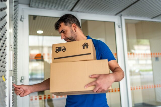 Mailman entrega pacote, o que acontece com cachorro capturado em clipe viral de câmera para animais de estimação
