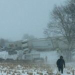 Mais de 100 veículos em engavetamento deixam motoristas dos EUA presos em tempestade de neve