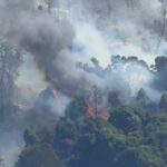 Os residentes em quatro zonas a leste do incêndio foram instados a evacuar, enquanto os de Lorne e Anglesea devem monitorar as condições.
