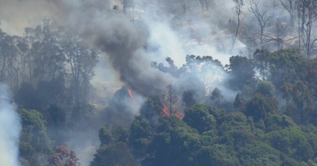 Os residentes em quatro zonas a leste do incêndio foram instados a evacuar, enquanto os de Lorne e Anglesea devem monitorar as condições.