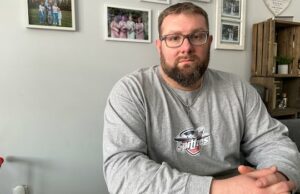 Mais de 50 caminhões basculantes cheios de sujeira foram removidos de seu quintal. Agora, ele tem que colocá-los de volta Uma vista do quintal