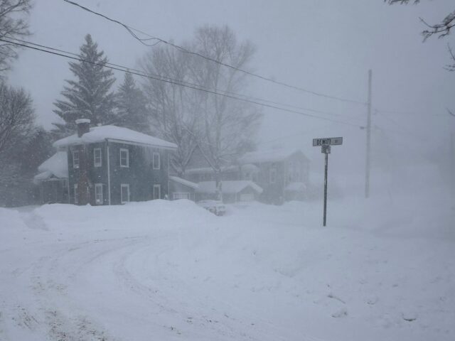 Mais de 8.000 voos cancelados devido a uma grande tempestade de inverno que se abate sobre os EUA
