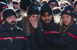 Mais dez crianças entre as vítimas do incêndio em um bar na Suíça Pessoas no bar Le Constellation seguram garrafas de champanhe com faíscas acesas