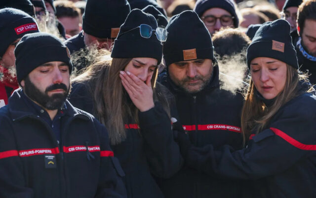 Pessoas no bar Le Constellation seguram garrafas de champanhe com faíscas acesas