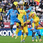 Axel Tuanzebe compete pela bola com a camisa do Congo.