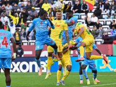 Man Utd deixou estrela subestimada sair de graça, agora ele está no time AFCON do torneio Axel Tuanzebe compete pela bola com a camisa do Congo.
