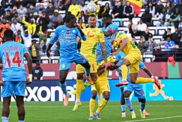 Axel Tuanzebe compete pela bola com a camisa do Congo.