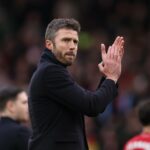 Imagem dividida de Marcus Rashford com jaqueta do Barcelona olhando para o lado e Harry Amass com uniforme do Sheffield Wednesday olhando para o lado.