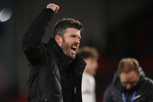 O técnico do Manchester United, Michael Carrick, comemora no final da partida da Premier League entre Manchester United e Arsenal em Old Trafford, em 2 de dezembro de 2021