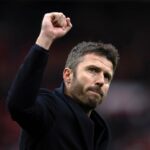 Ruben Amorim, técnico do Manchester United, abraça Pep Guardiola, técnico do Manchester City, após a partida da Premier League entre Manchester City FC e Manchester United FC no Etihad Stadium em 15 de dezembro de 2024