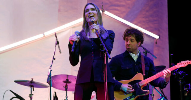 Dawes em A Concert for Altadena em 7 de janeiro de 2026.