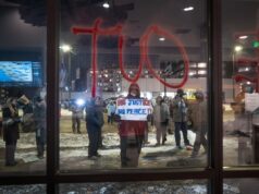 Manifestantes anti-ICE atacam hotel em Minneapolis Khaleda Rahman