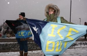 Manifestantes anti-ICE perseguem ativistas de extrema direita em menor número em comício em Minneapolis Yahoo news home