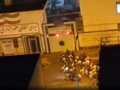 Manifestantes armados do Irã enfrentam a polícia nas ruas de Teerã enquanto Trump alerta sobre uma resposta contundente dos EUA Manifestantes armados do Irã enfrentam a polícia nas ruas de Teerã enquanto Trump alerta sobre uma resposta contundente dos EUA