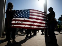 Manifestantes de South Bay se reúnem contra ações da Venezuela e morte do ICE em Minneapolis Manifestantes de South Bay se reúnem contra ações da Venezuela e morte do ICE em Minneapolis