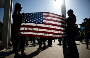 Manifestantes de South Bay se reúnem contra ações da Venezuela e morte do ICE em Minneapolis Manifestantes de South Bay se reúnem contra ações da Venezuela e morte do ICE em Minneapolis
