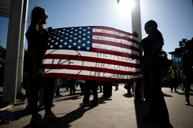 Manifestantes de South Bay se reúnem contra ações da Venezuela e morte do ICE em Minneapolis
