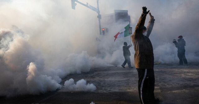 Manifestantes exigem que agentes de imigração deixem cidade dos EUA após homem ser morto a tiros
