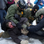 Manifestantes gritam 'ICE out' um dia após tiroteio fatal em Minneapolis