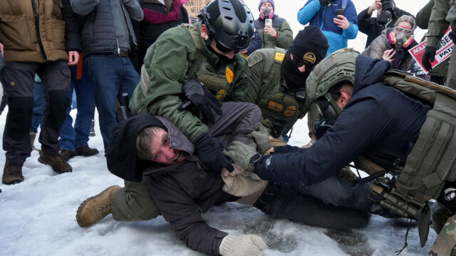 Manifestantes gritam 'ICE out' um dia após tiroteio fatal em Minneapolis
