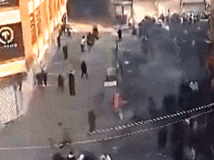 Manifestantes iranianos renomeiam a rua de Teerã em homenagem a Trump e imploram ‘não deixe que eles nos matem’ em meio à repressão Manifestantes iranianos renomeiam a rua de Teerã em homenagem a Trump e imploram 'não deixe que eles nos matem' em meio à repressão