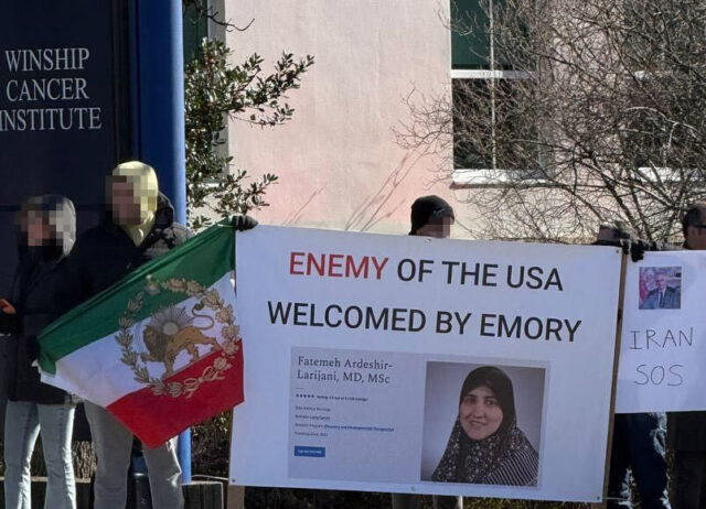 Protesto fora da Emory University com uma placa dizendo 