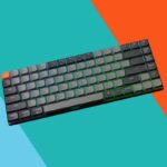 Teclado cinza escuro com tecla Escape laranja.