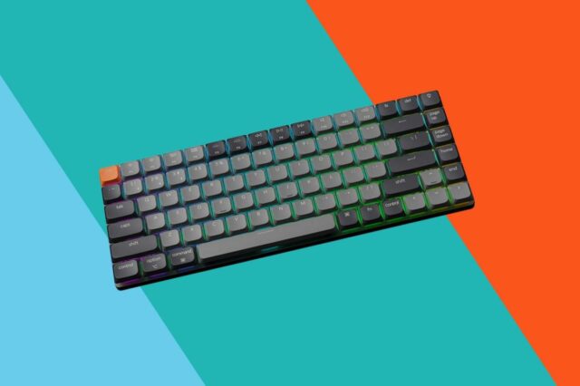 Teclado cinza escuro com tecla Escape laranja.