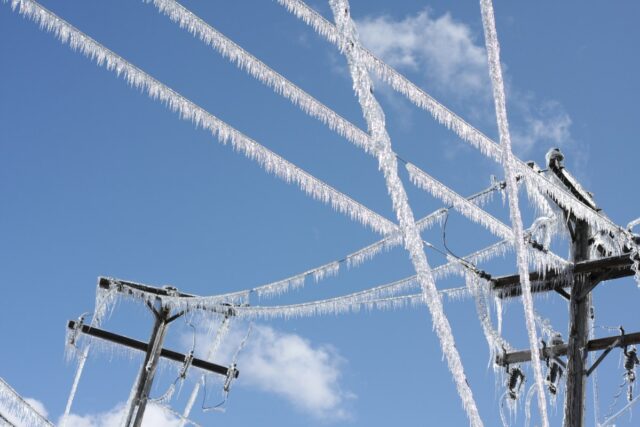 Mapa mostra o maior impacto: 400 mil sem energia no Ice covered powerlines