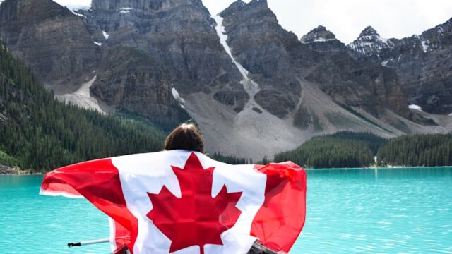 Membros dos militares canadenses marcham durante a cerimônia do Dia da Memória Nacional no Memorial Nacional de Guerra em Ottawa, em novembro.
