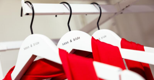 sass & bide é uma empresa australiana de moda feminina. 