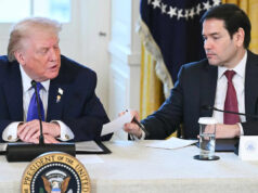 Marco Rubio apresenta nota privada a Donald Trump durante conferência de imprensa televisionada. Trump olha para baixo e lê em voz alta SAUL LOEB / AFP via Getty O presidente Donald Trump dá um tapinha nas costas do secretário de Estado Marco depois de ler em voz alta uma nota privada de Rubio durante uma entrevista coletiva em 9 de janeiro de 2026