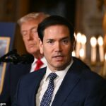 O secretário de Estado Marco Rubio (à direita) tornou-se o membro do gabinete mais popular do presidente Donald Trump (à esquerda), inclusive na pesquisa do Daily Mail no final de dezembro